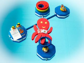 Bunte Schwimmlernhilfen für Kinder im Wasser.